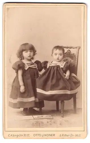 Fotografie Otto Lindner, Berlin-C., König Strasse 30, Portrait zwei kleine Mädchen in modischen Kleidern