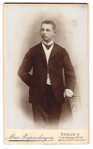 Fotografie Max Piepenhagen, Berlin-N., Friedrichstrasse 122-123, Portrait junger Herr im eleganten Anzug