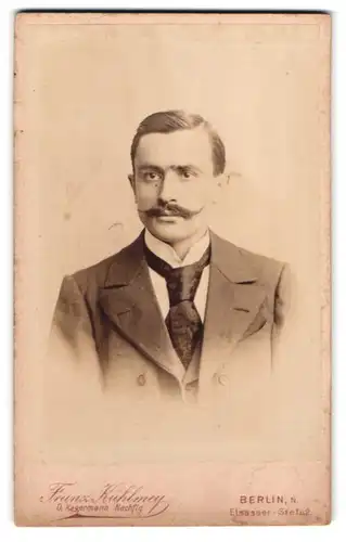 Fotografie Franz Kuhlmey, Berlin-N., Elsasser-Strasse 1 u. 2, Portrait eleganter Herr mit Moustache