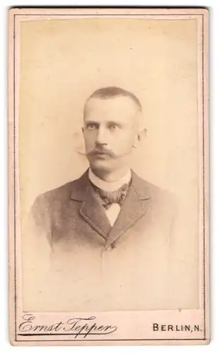 Fotografie Ernst Tepper, Berlin-N, Chaussee-Strasse 28, Portrait modisch gekleideter Herr mit Schnauzbart