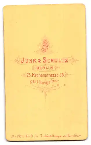 Fotografie Junk & Schultz, Berlin, Kronenstrasse 25, Portrait modisch gekleideter Herr mit Vollbart