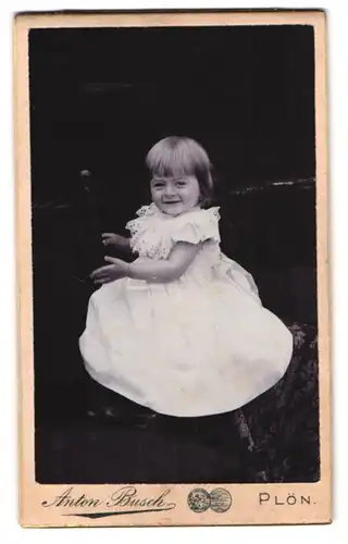 Fotografie Anton Busch, Plön, Hamburger Strasse, Portrait kleines Mädchen im weissen Kleid