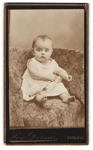 Fotografie Heinr. Döringer, Oberursel, Portrait süsses Kleinkind im weissen Kleid