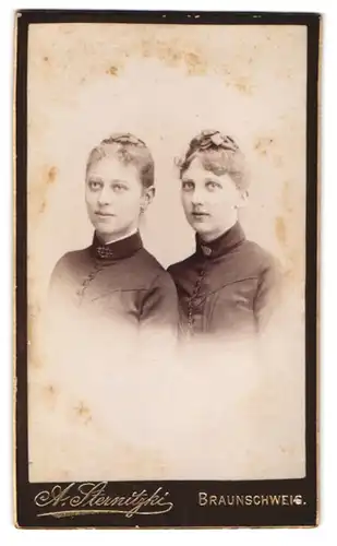 Fotografie A. Sternitzki, Braunschweig, Portrait zwei junge Damen in modischer Kleidung