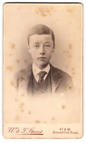 Fotografie W. & J. Stuart, London, 47 & 49, Brompton Road, Portrait junger Mann im Anzug mit Krawatte