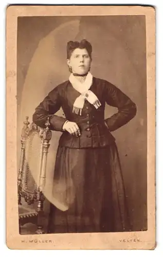 Fotografie H. Müller, Velten, Portrait modisch gekleidete Dame mit Kreuzkette