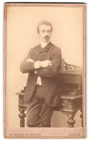 Fotografie Wilhelm Kersten, Berlin, Krausen-Strasse 40, Portrait modisch gekleideter Herr mit verschränkten Armen