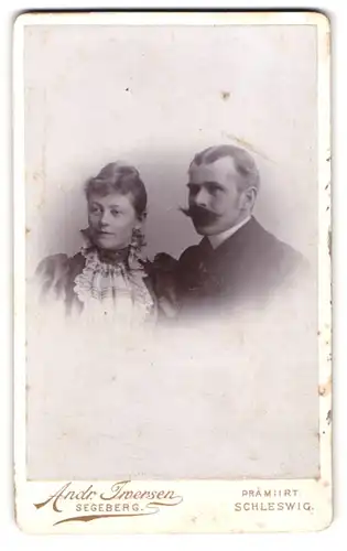 Fotografie Andr. Iwersen, Segeberg /Schleswig, Seminarplatz, Portrait junges Paar in hübscher Kleidung