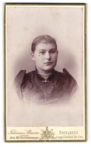 Fotografie Johannes Messow, Havelberg, Lange u. Sandauer Strasse Ecke, Portrait junge Dame mit zurückgebundenem Haar