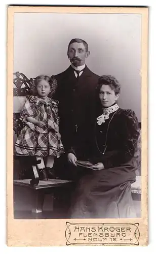 Fotografie Hans Kröger, Flensburg, Holm 12, Portrait bürgerliches Paar mit kleiner Tochter
