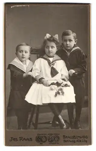 Fotografie Jos. Raab, Braunschweig, Bohlweg 40 a, Portrait Mädchen und zwei Jungen in modischer Kleidung