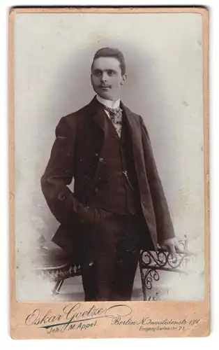 Fotografie Oskar Goetze, Berlin, Invaliden-Strasse 134, Portrait junger Herr im Anzug mit Krawatte