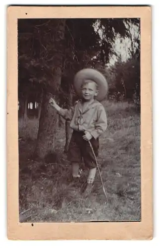 Fotografie unbekannter Fotograf und Ort, Portrait kleiner Junge im Matrosenhemd