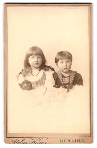 Fotografie Atelier Helios, Berlin-S., Oranienstrasse 155, Portrait modisch gekleidetes Kinderpaar mit einem Ball