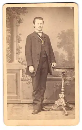 Fotografie R. Dittrich, Frankenberg, Klingbach 35, Portrait junger Herr in modischer Kleidung