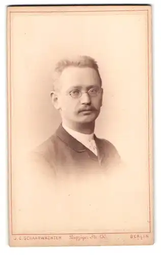 Fotografie J. C. Schaarwächter, Berlin, Leipziger-Strasse 130, Portrait junger Herr mit Brille und Oberlippenbart