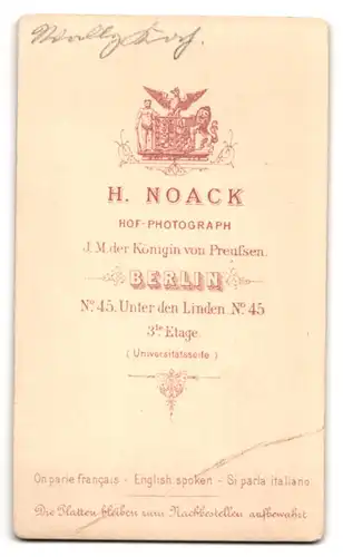 Fotografie N. Noack, Berlin, Unter den Linden 45, Portrait hübsch gekleidetes Mädchen mit Kreuzkette