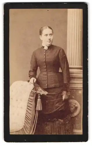 Fotografie J. H. Klein, Schönebeck a /E., Elbstrasse 10, Portrait bürgerliche Dame mit Fächer in der Hand