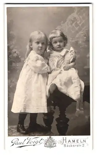 Fotografie Paul Voigt, Hameln, Bäckerstrasse 2, Portrait zwei kleine Mädchen in weissen Kleidern