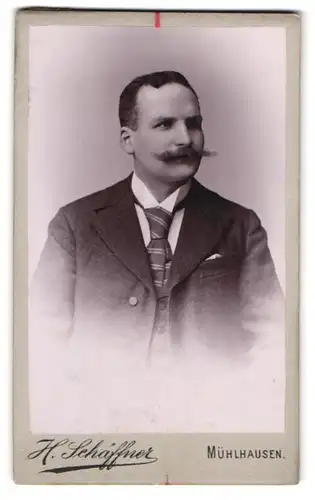 Fotografie H. Schäffner, Mühlhausen i /Thür., Portrait modisch gekleideter Herr mit Schnauzbart