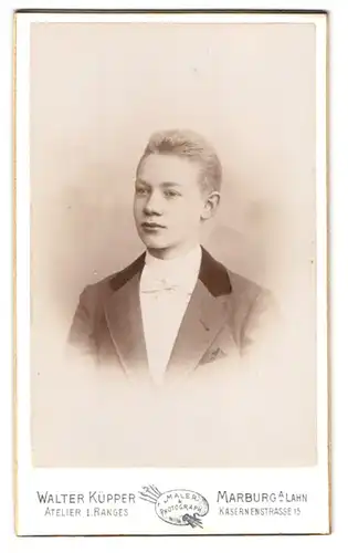 Fotografie Walter Küpper, Marburg a /Lahn, Kasernenstrasse 15, Portrait junger Herr im Anzug mit Fliege