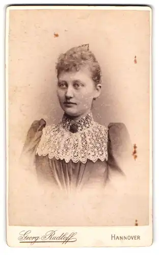 Fotografie Georg Rudloff, Hannover, Mehlstrasse 5, Portrait junge Dame im Kleid mit Spitzenkragen