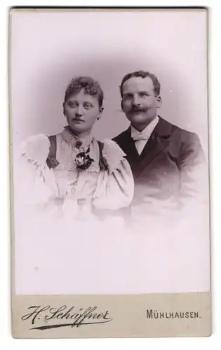 Fotografie H. Schäffner, Mühlhausen i /Thür., Portrait junges Paar in hübscher Kleidung