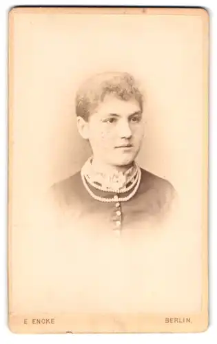 Fotografie E. Encke, Berlin, Potsdamerstrasse 125, Portrait junge Dame mit zurückgebundenem Haar