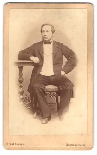 Fotografie Ernst Loesch, Braunschweig, Portrait charmanter Herr in zeitgenössischer Kleidung