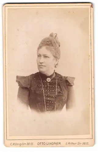 Fotografie Otto Lindner, Berlin-C., König Strasse 30, Portrait bürgerliche Dame mit Hochsteckfrisur