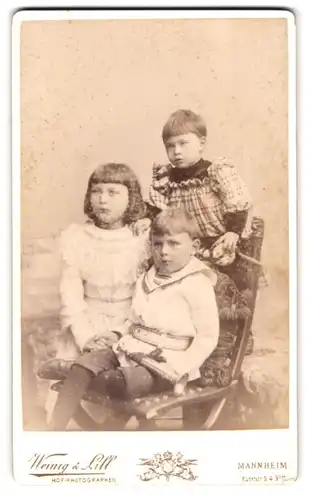 Fotografie Weinig & Lill, Mannheim, Kunststrasse N 4. 11, Portrait kleiner Junge und zwei Mädchen in modischer Kleidung