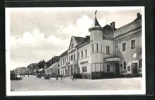 AK Vlasim, Strassenpartie mit Hotel