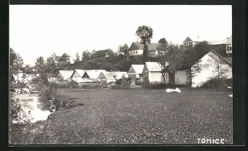 AK Tomice, Wohnhäuser am Bach