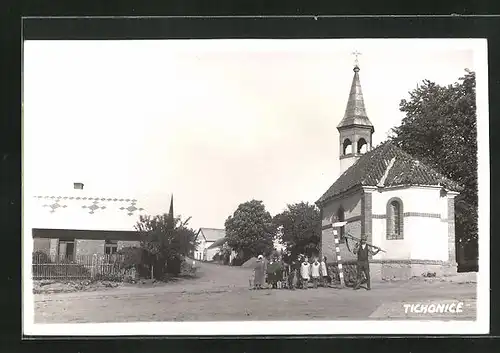 AK Tichonice, Strassenpartie mit Kapelle