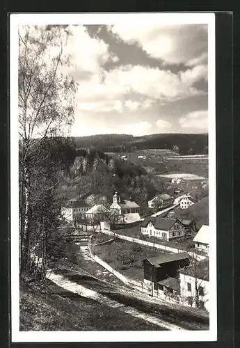 AK Dolni Dvur, Ortsansicht von einer Anhöhe aus