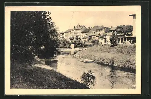 AK Josefstadt / Josefov / Jaromer, Häuserzeile am Fluss