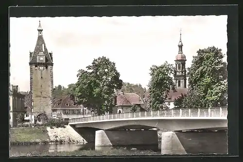 AK Gengenbach /Schwarzwald, Kinzigbrücke mit Untertor und Stadtkirche
