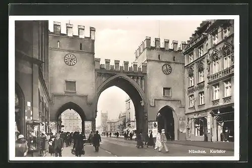 AK München, Passanten am Karlstor