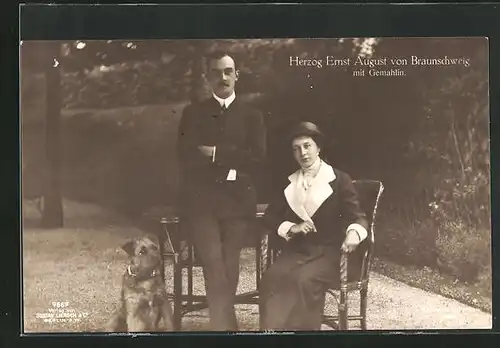 AK Ernst August Herzog von Braunschweig mit Gemahlin und Hund