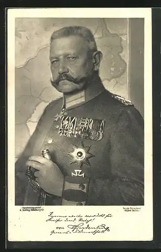 AK Generalfeldmarschall Paul von Hindenburg vor einer Landkarte