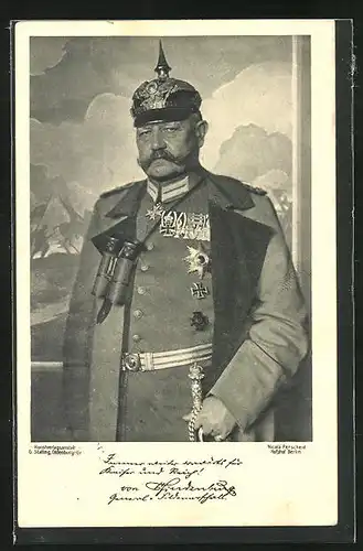 AK Generalfeldmarschall Paul von Hindenburg in Uniform mit Pickelhaube und Feldstecher