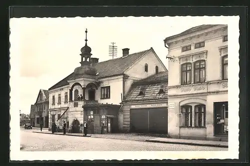 AK Wallachisch Meseritsch, Kinsky Strasse mit Hotel Radnosi, Feuerwehr-Gerätehaus und Rathaus