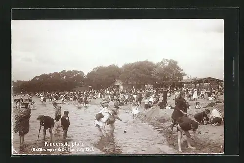 AK Kinderspielplatz am Ufer eines Gewässers, Fotoverlag Strumper & Co.