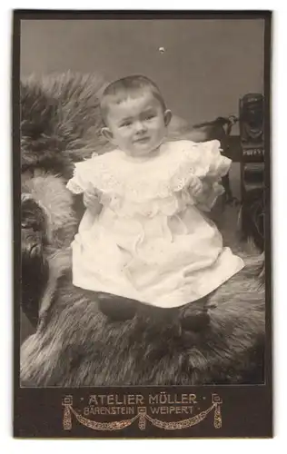 Fotografie Atelier Müller, Bärenstein-Weipert, Portrait süsses Kleinkind im weissen Kleid