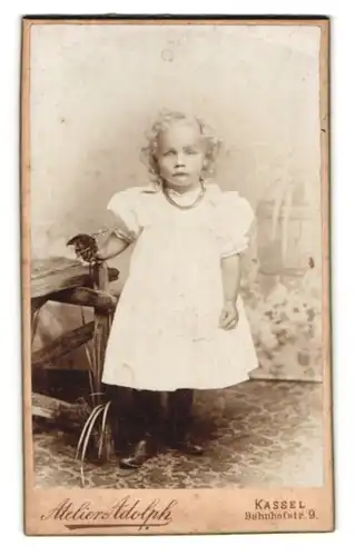 Fotografie Atelier Adolph, Kassel, Bahnhofstrasse 9, Portrait kleines Mädchen im weissen Kleid