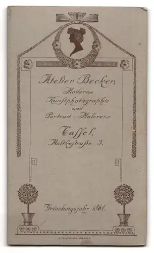 Fotografie Atelier Becker, Kassel, Moltkestrasse 3, Portrait süsses Kleinkind im weissen Hemd