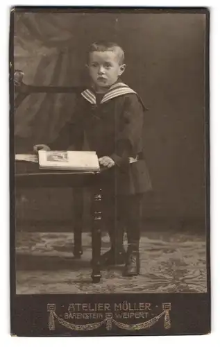 Fotografie Atelier Müller, Bärenstein-Weipert, Portrait kleiner Junge im Matrosenanzug mit einem Buch