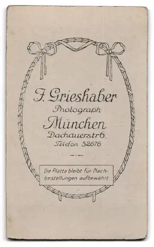 Fotografie J. Grieshaber, München, Dachauerstrasse 6, Portrait süsses Kleinkind im weissen Hemd