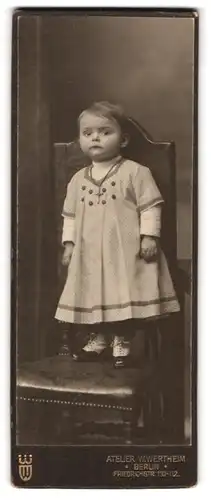 Fotografie W. Wertheim, Berlin, Friedrichstrasse 110-112, Portrait kleines Mädchen im Kleid mit Kreuzkette