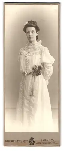 Fotografie Atelier Globus, Berlin-W., Leipziger Strasse 132-137, Portrait hübsch gekleidete Dame mit Fächer